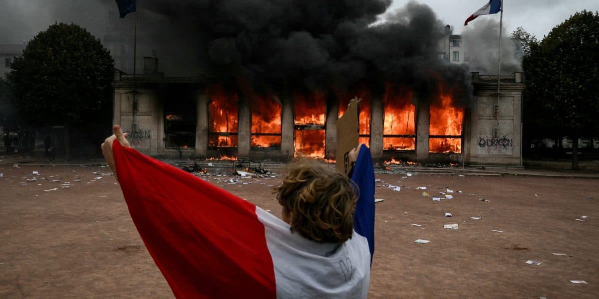 'France, truly, is on the brink' and just days away from a make-or-break moment in its debt crisis, analyst warns, as protests turn into riots | Fortune