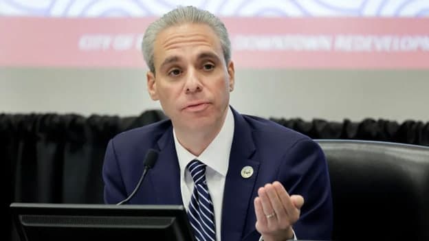 Singer backs US efforts against Iran, contrasts Israel record with Moskowitz